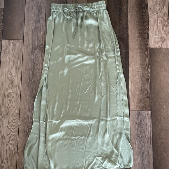 HM green satin dress size small, NEW and never worn - Picture 2 of 6
